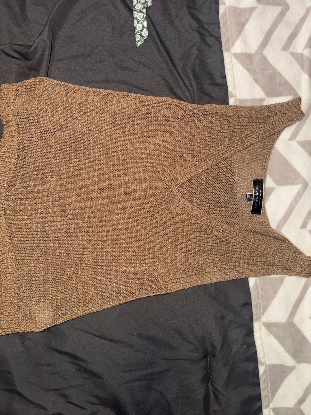 Vince Camuto Tan-Brown Knit V-Neck Tank